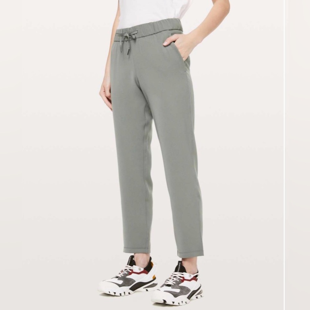 Lululemon On The Fly 7/8 Pant Woven. Grey Sage. Size 10